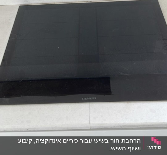 כיריים על משטח שיש במטבח מודרני